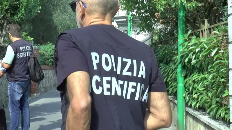 Omicidio a Siena, la polizia scientifica cerca impronte e tracce di sangue