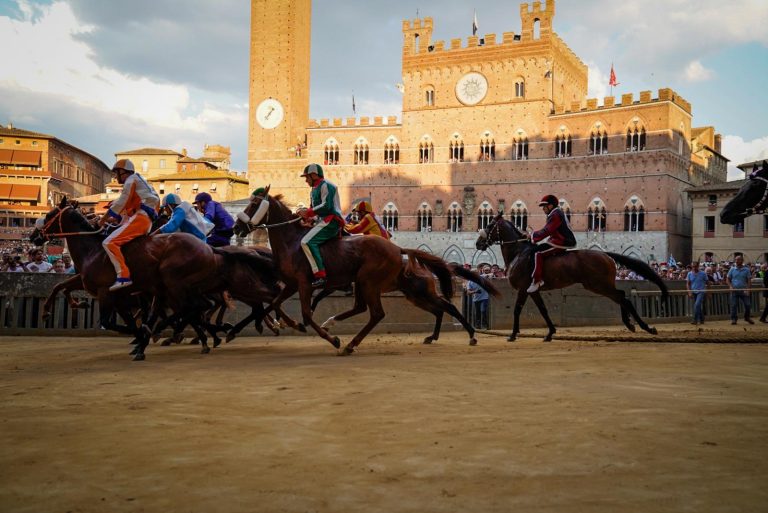 Palio di Siena, la Contrada della Lupa vince la prima prova