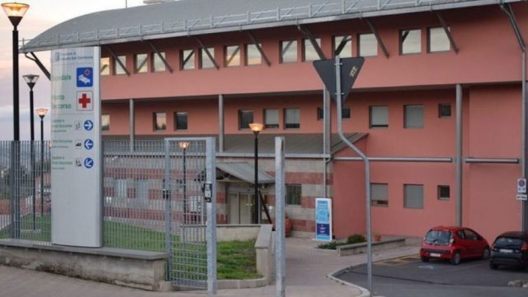 Caos ospedale. Ad Abbadia San Salvatore caldo torrido nei corridoi e cartoni alle finestre contro il sole