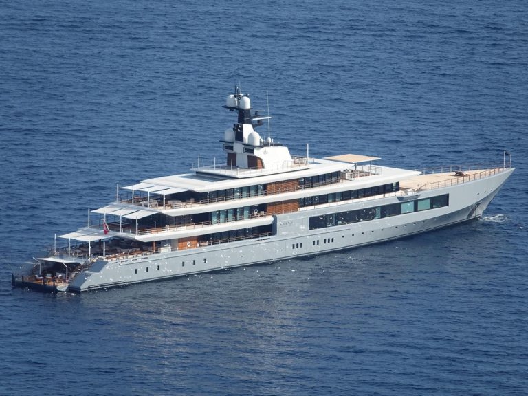 Steven Spielberg con il suo super yacht nelle acque dell’Argentario
