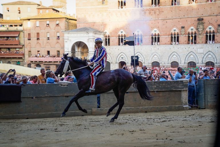 Palio di Siena, la Contrada dell’Istrice vince la terza prova