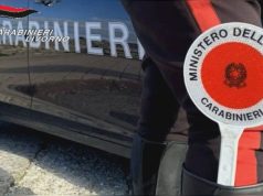 Il giubbotto resta impigliato nel ramo, tragedia all’asilo: morto bambino di 2 anni