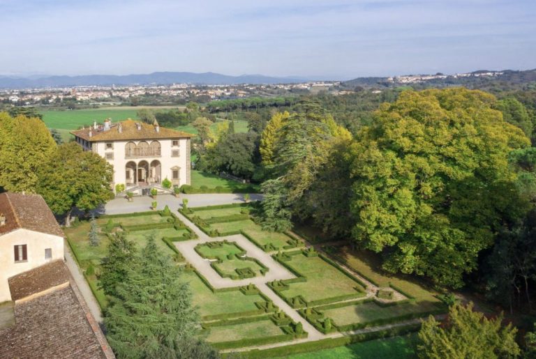 Varramista, in vendita per 16 milioni la villa Agnelli-Piaggio: 400 ettari tra piscine e casali