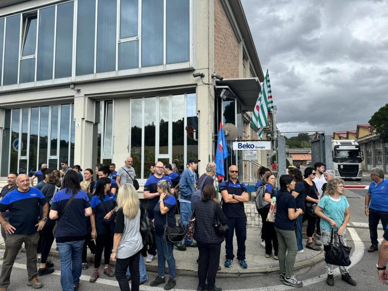 I 300 operai della Beko di Siena attendono risposte. Il piano industriale non è stato presentato la denuncia dei sindacati