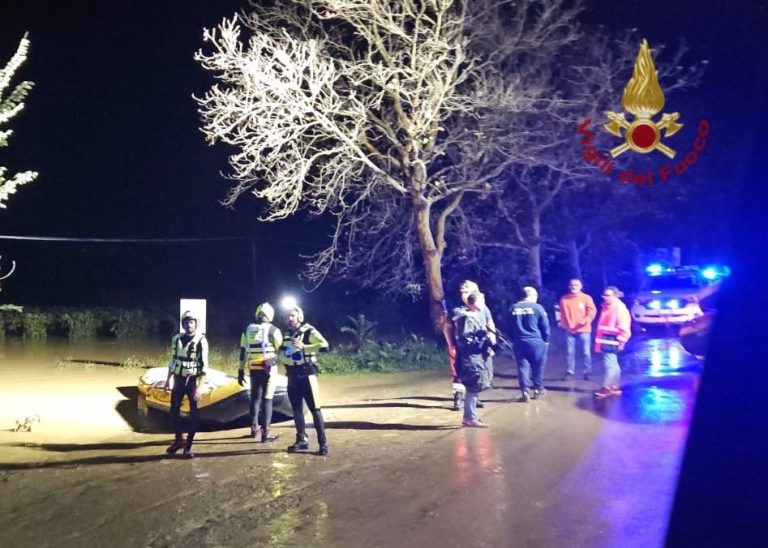 Maltempo, a Montecatini Val di Cecina dispersi un bimbo di cinque mesi e la nonna: proseguono le ricerche