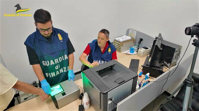 Prato, osteopata arrestato dalla guardia di finanza per estorsione: nel mirino eredi di un imprenditore tessile