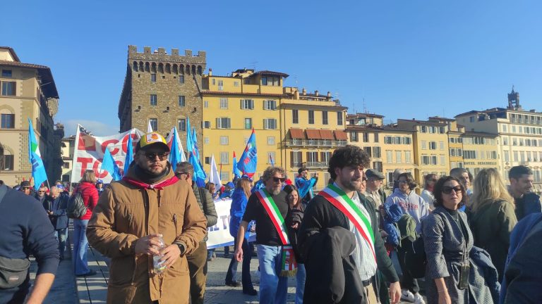 In migliaia a Firenze per lo sciopero generale. Cgil e Uil: “Paese sempre più in difficoltà”
