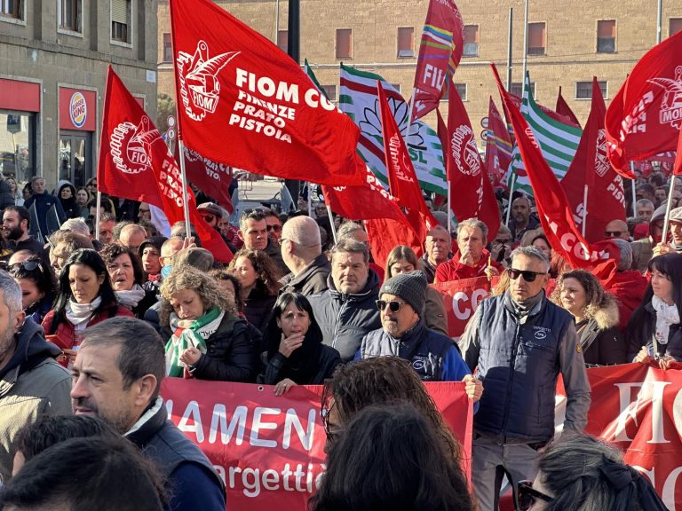 Metalmeccanici di Siena e Arezzo in piazza dopo lo stop alla trattativa per il contratto nazionale