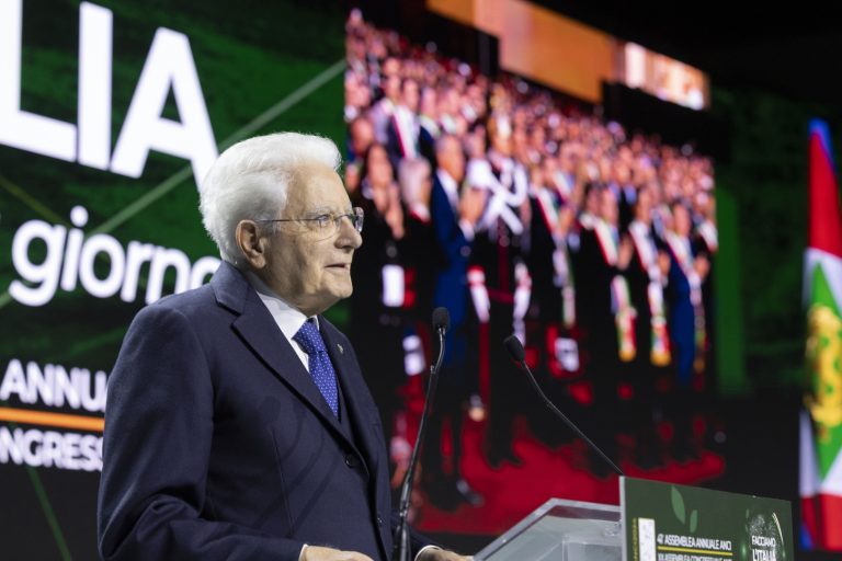 Mattarella ai sindaci d’Italia: “Comuni simbolo di unità. Vostro impegno per il confronto e la partecipazione”