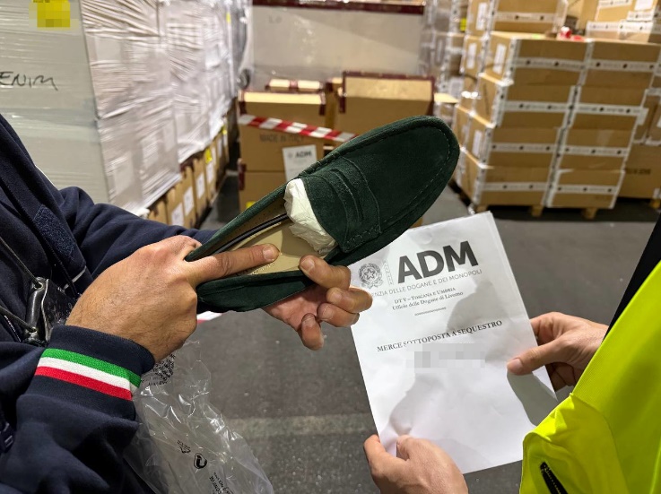 Sequestrate 18 mila paia di scarpe contraffatte nel porto di Livorno: Made in Italy ma prodotto in Tunisia