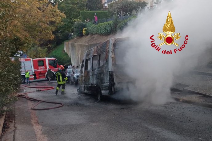 Scuolabus a fuoco, l’autista mette in salvo tutti i bambini