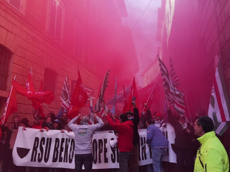 Su Beko è scontro politico: Governo contro Regione e Provincia. Il Comune tace e oggi incontra i sindacati