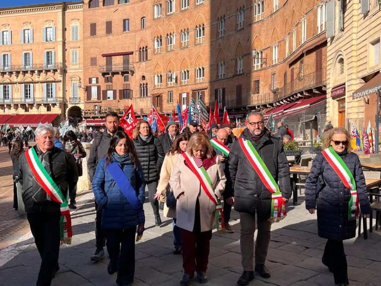 Siena scende in piazza per i lavoratori della Beko Europe. In quattrocento sfilano per la città. Card. Lojudice: Fare rete