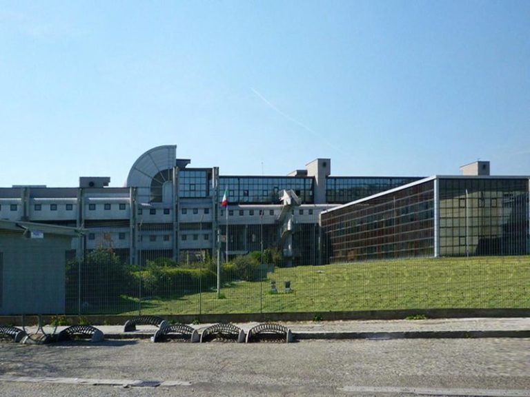 Prato, tre arresti per sfruttamento del lavoro: turni massacranti e condizioni igieniche precarie
