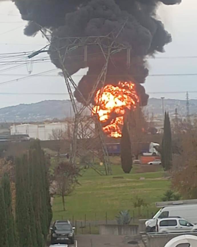 Calenzano, esplosione in una raffineria: soccorsi sul posto