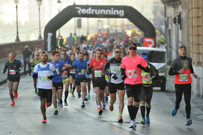 Maratona sotto la Torre, la La carica dei quattromila. Il 40% vengono dall’estero