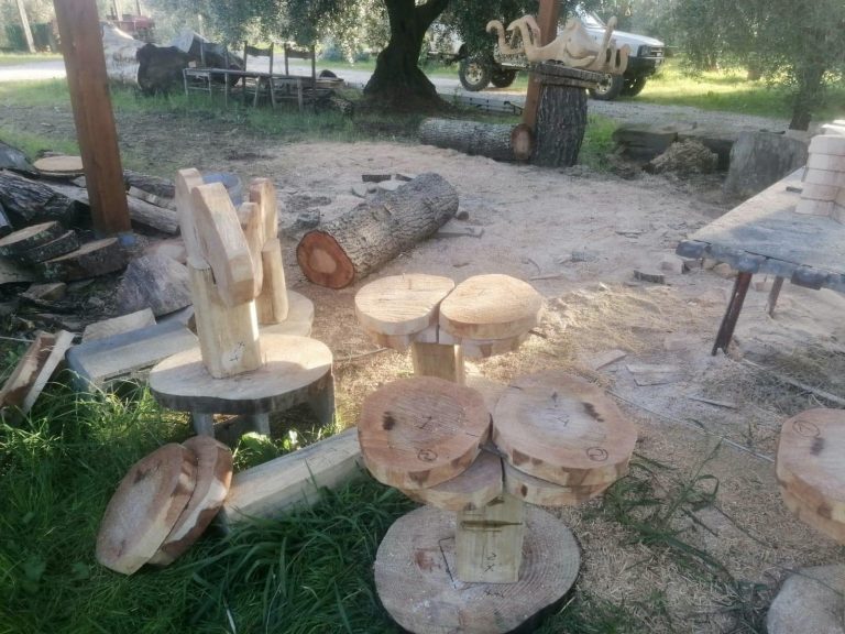 Decorazioni natalizie con i tronchi recuperati dall’alluvione: Riparbella rialza la testa