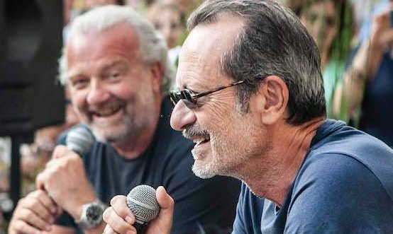 Due maledetti amici. Rocco Papaleo e Giovanni Veronesi sul palco del Puccini