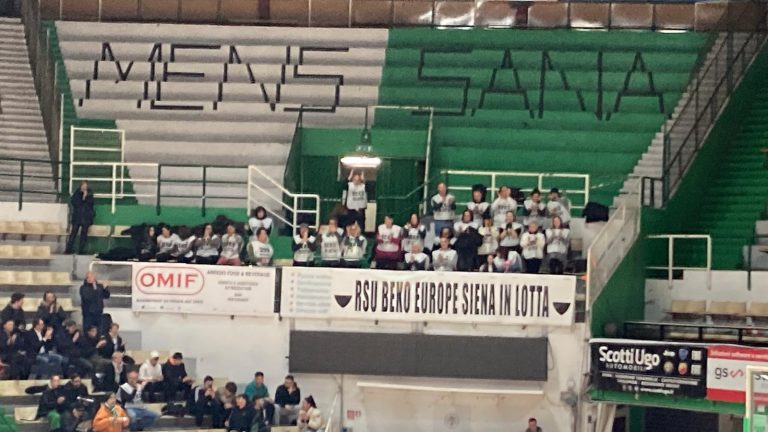 La Mens Sana vicina ai lavoratori Beko. Striscioni e applausi al PalaEstra