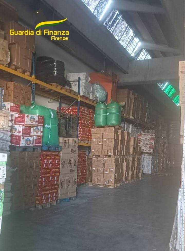 Sesto Fiorentino, sequestrati oltre 36 mila articoli di pelletteria contraffatti: due imprenditori denunciati