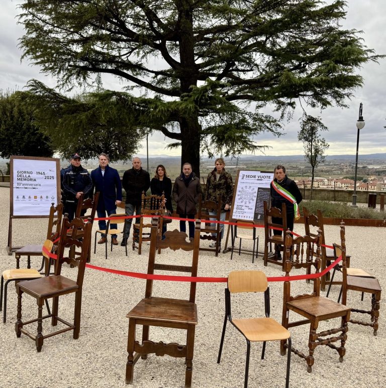 Sedie vuote per non dimenticare. In piazza l’installazione nel Giorno della Memoria