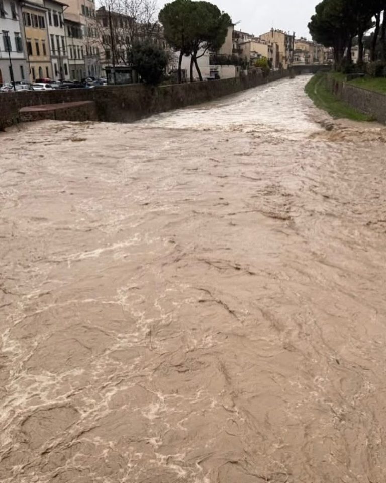 Nubifragio su Firenze, strade allagate e circolazione in tilt. Disagi anche sulla costa e nel centro-nord della Toscana