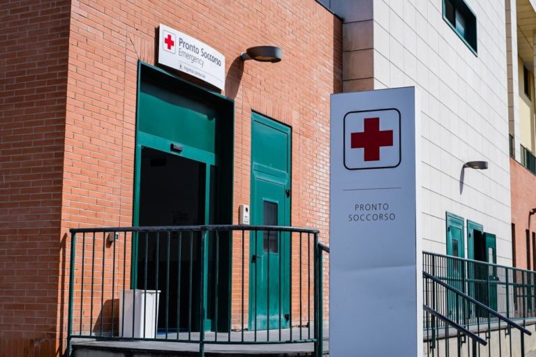 Minaccia il personale sanitario: fermato 45enne al pronto soccorso