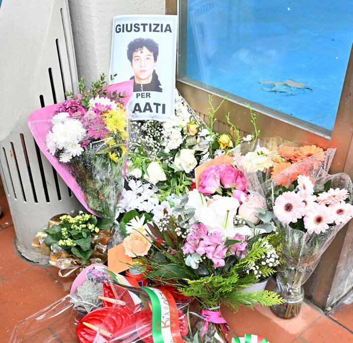 Tensioni al funerale di Maati, giovani vengono a contatto: intervengono i carabinieri