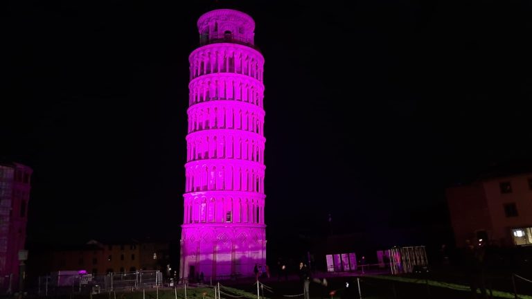 A cento giorni dalla partenza Pisa saluta il Giro d’Italia. E la Torre si colora di Rosa