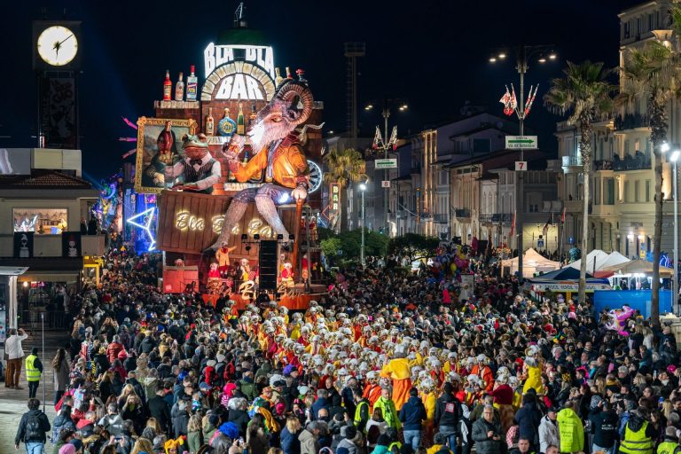 Carnevale di Viareggio, la magia della sfilata in notturna