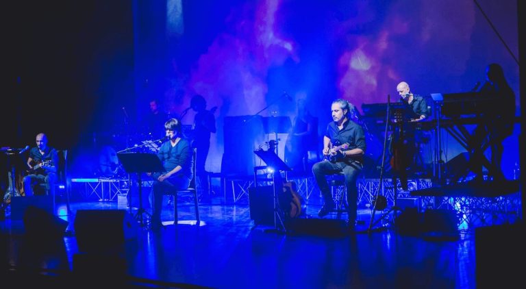 De André, la storia. Alla Città del Teatro un’esperienza immersiva tra musica, poesia e rivoluzione