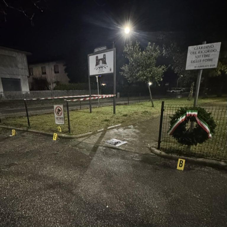 Esplosione nel giardino dedicato ai Martiri delle Foibe. Il vicesindaco: “Questo vile attacco non ci scoraggerà”