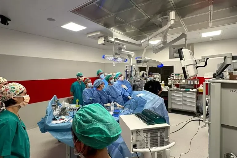 Il robot Vinci Xi entra nella sala operatoria del Meyer : eseguito intervento innovativo