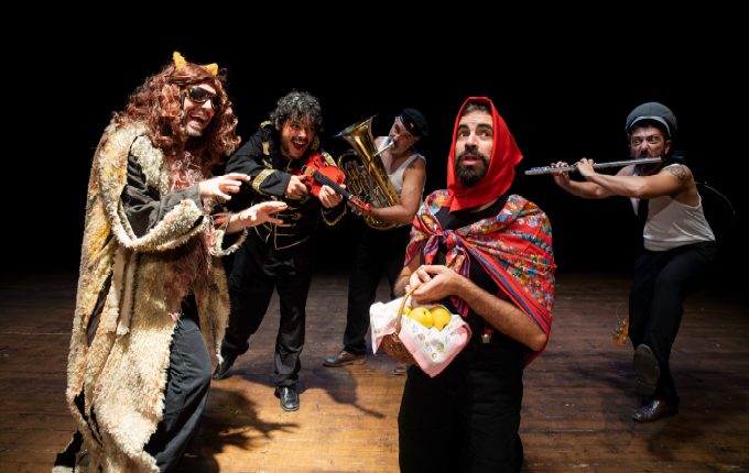 Fiabe jazz. L’aspiarante violoncellista Kappuccetto Rosso in scena al Teatro Puccini