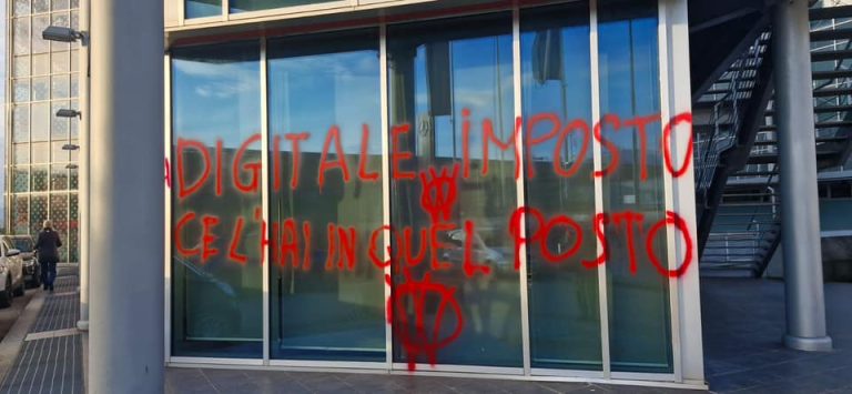 Pistoia, sede dell’Agenzia delle Entrate imbrattata con scritte no vax