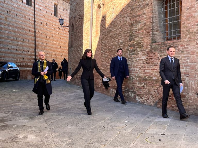 Bernini contestata per i tagli ai ricercatori. Il ministro replica: “Solo sui contratti 37 milioni”