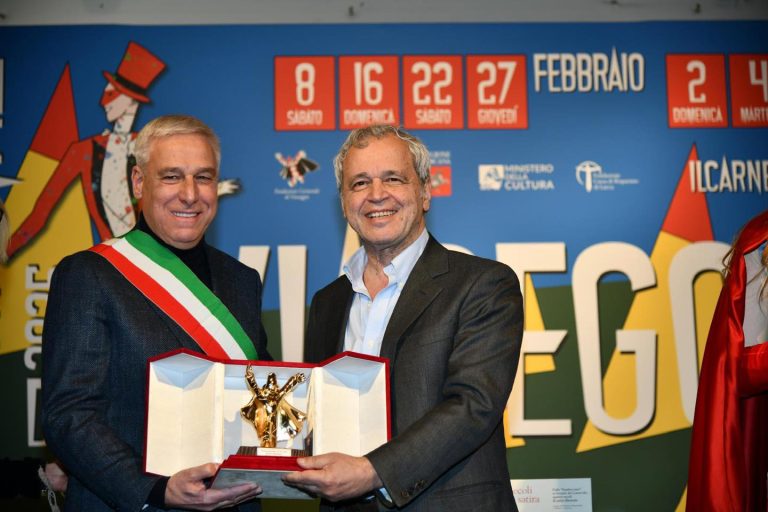 Viareggio celebra il Carnevale e premia Mentana con il Burlamacco