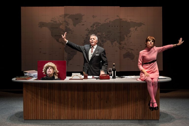 Uno, due e tre! Sul palco del Teatro Nuovo l’adattamento della commedia di Ferenc Molnar