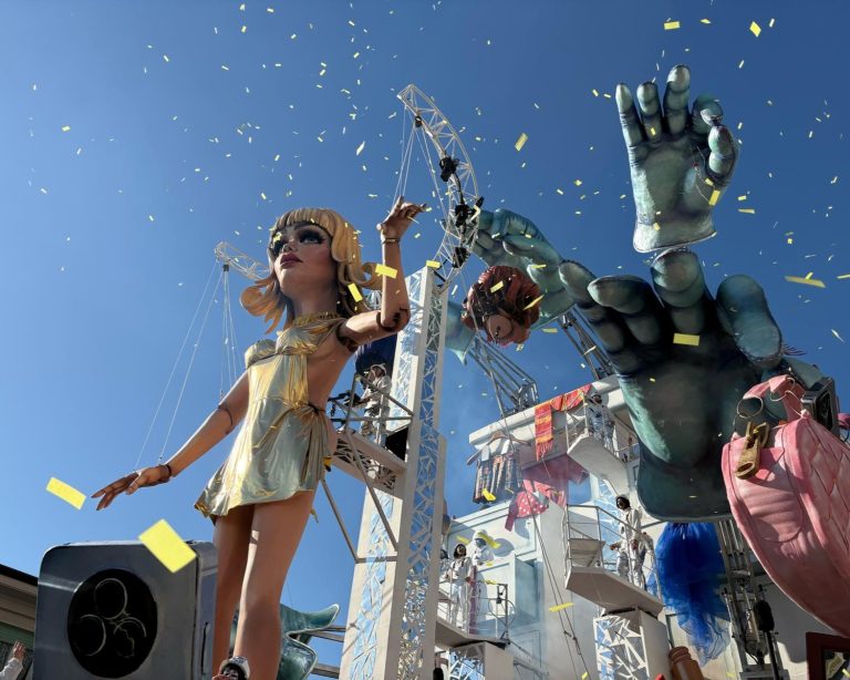 Martedì Grasso con il gran finale del Carnevale. Viareggio premia il carro più bello