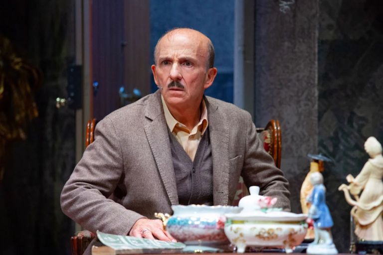 Carlo Buccirosso è il vedovo allegro al Teatro Cartiere Carrara