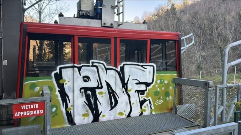 Vandalizzata cabina della funivia alla Doganaccia. Marmo: “Comportamenti che alimentano la tensione sociale”
