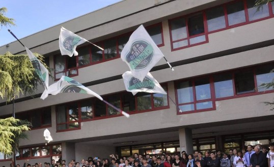 Aperto fascicolo per istigazione al suicidio per il ragazzo precipitato a scuola
