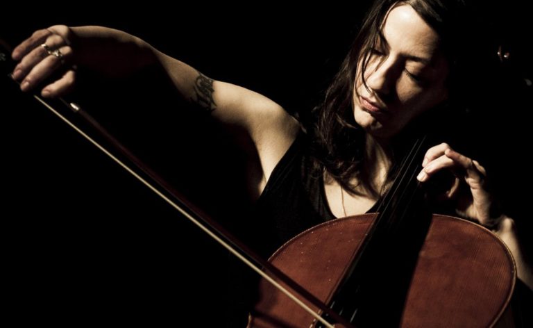 Mixité. La violoncellista di fama mondiale Julia Kent in concerto tra suggestioni cinematografiche e teatrali