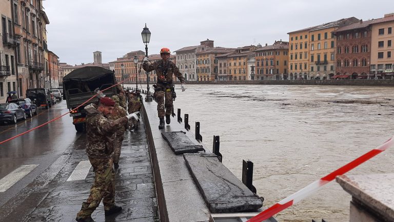 Paratie sugli argini dell’Arno: militari dell’esercito in azione