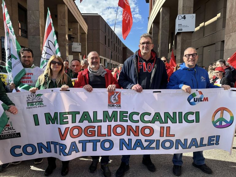 Operai in sciopero per le strade di Firenze chiedono rinnovo contratto