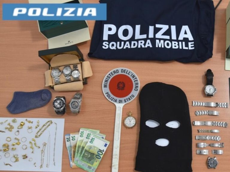 Si vantava dei furti e mostrava pistola su Tik Tok. Minorenne arrestato con il padre e il fratello