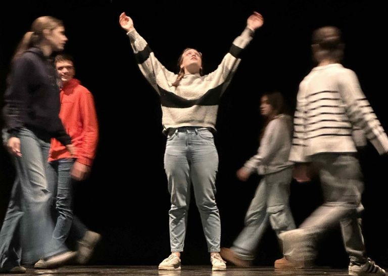 Stai coi piedi per terra! Al Teatro Cantiere Florida “Le Nuvole” di Aristofane