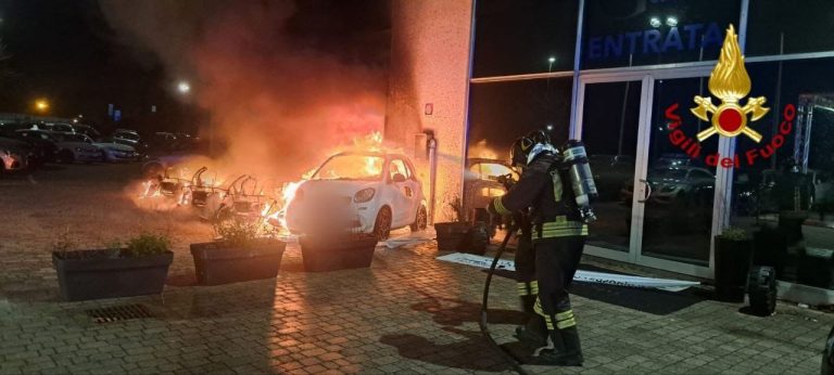 A fuoco un concessionario a Livorno, danni ingenti