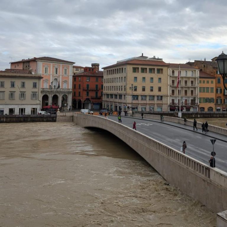 Maltempo in Toscana. Il colmo della piena dell’Arno passa da Firenze e Pisa senza danni