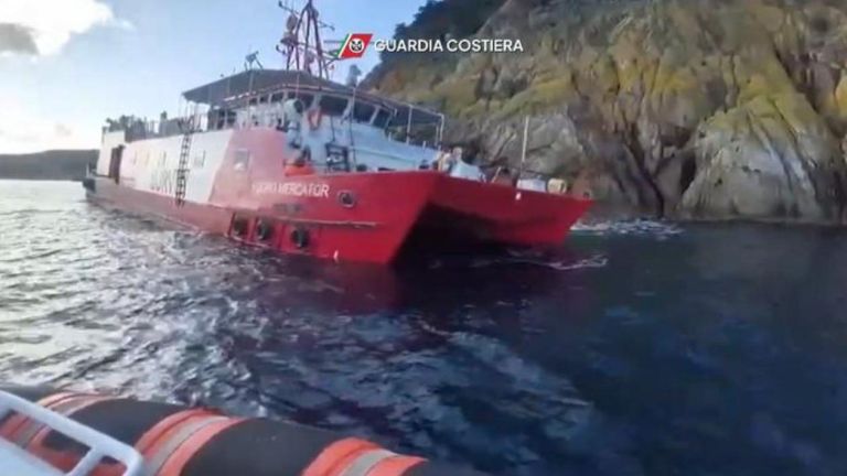 Rimossa la nave incagliata all’Elba: la Fugro Mercator trasportata a Porto Ferraio